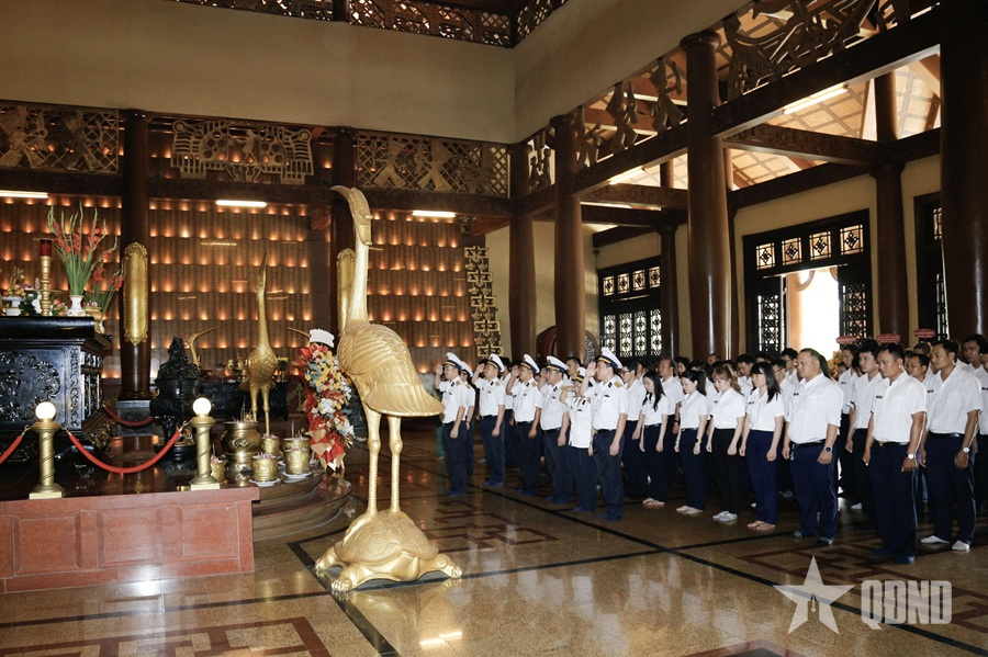 Lớp đảng viên mới Binh đoàn 20 về nguồn tại Địa đạo Củ Chi